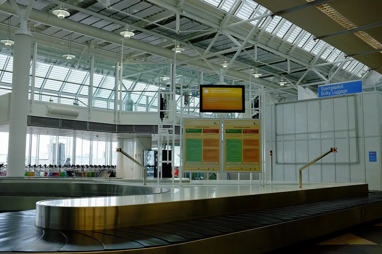 Gepäckband in einer hellen Ankunftshalle von Terminal 1 am Flughafen München.